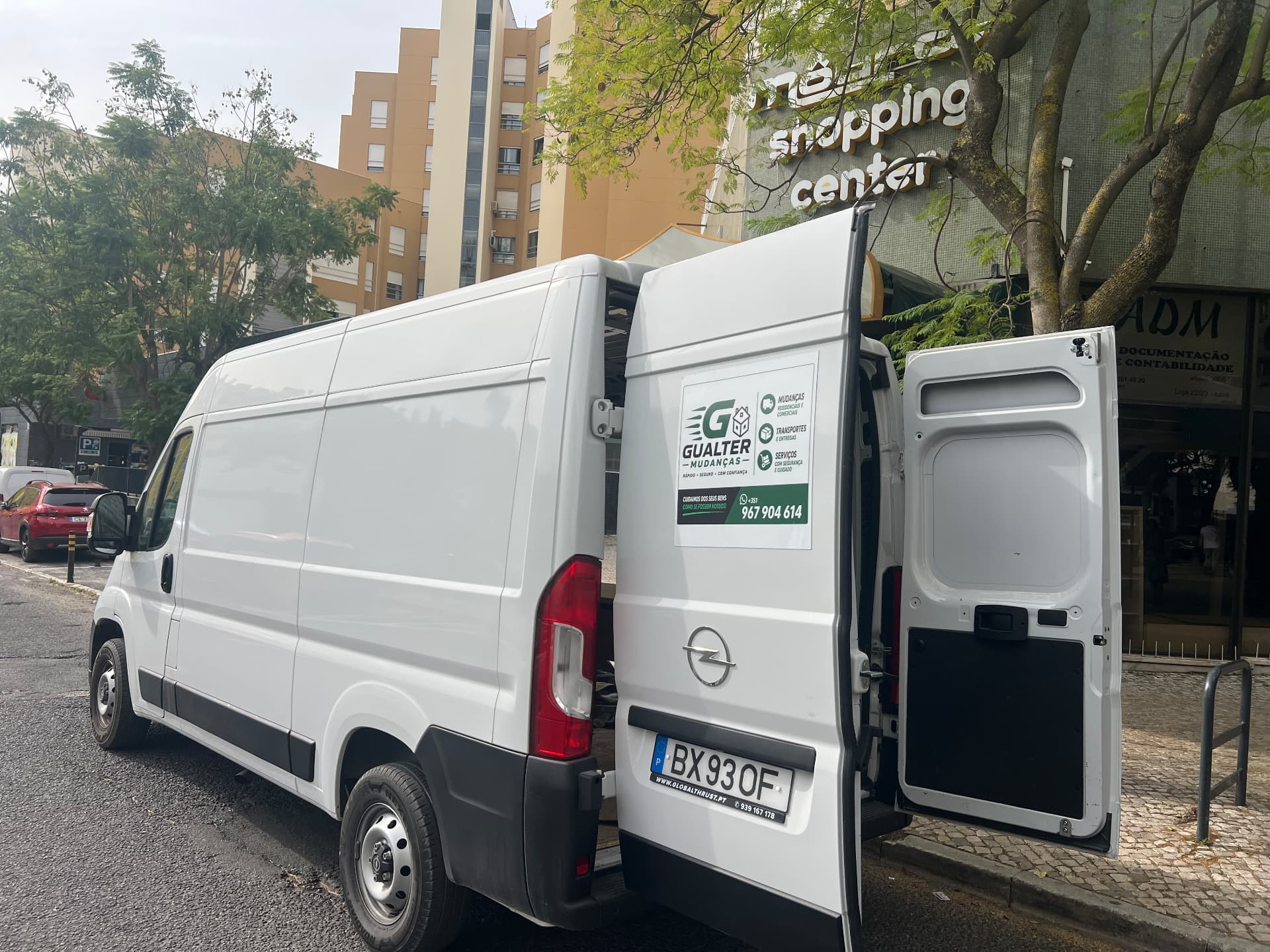 Carrinha da Gualter Mudanças com a marca e o contacto