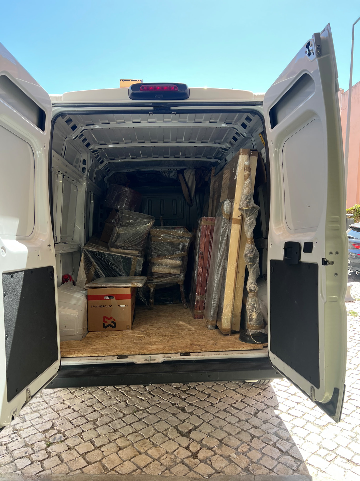 Carrinha da Gualter Mudanças carregada numa mudança